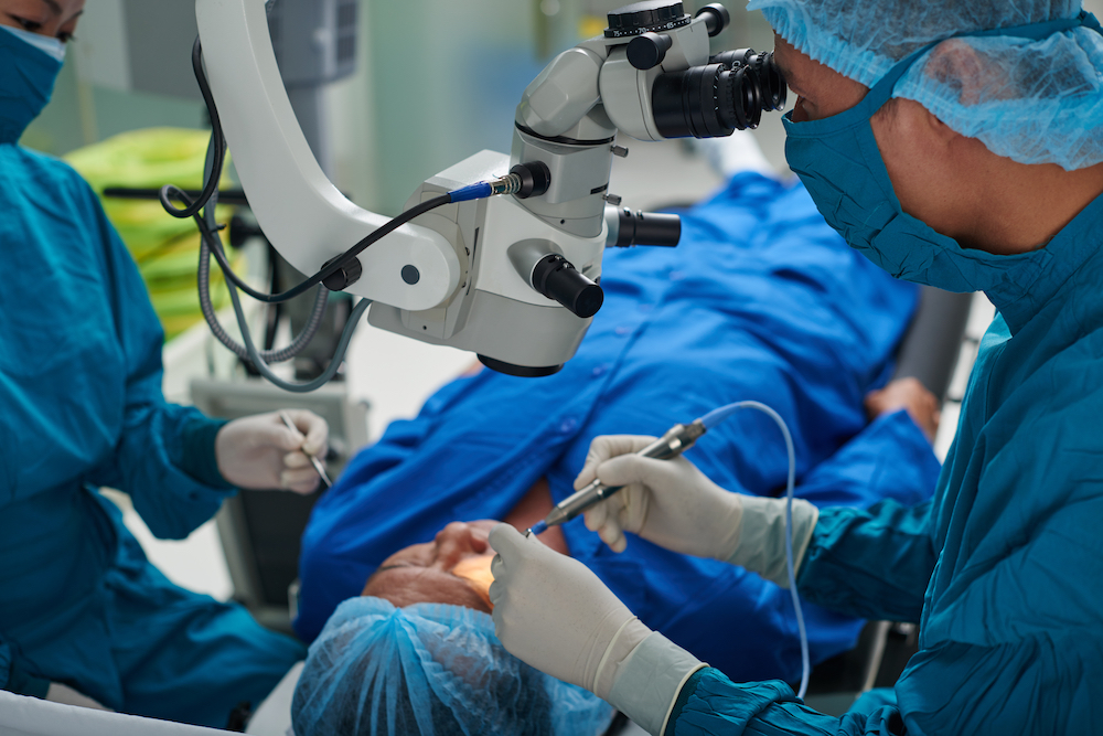 Doctor performing eye surgery in modern clinic Doctor performing eye surgery in modern clinic Family history of glaucoma Diabetes or high blood pressure Prolonged use of steroid medications Doctor performing eye surgery in modern clinic African, Hispanic, or Asian ancestry Previous eye injuries